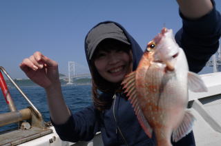 釣りガール真鯛