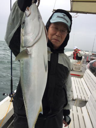 イカ呑ませ釣りブリ メジロ