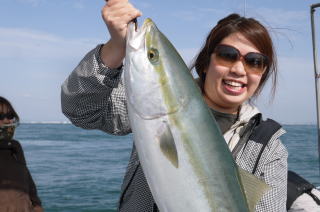釣りガール呑ませ釣り青物　ブリ