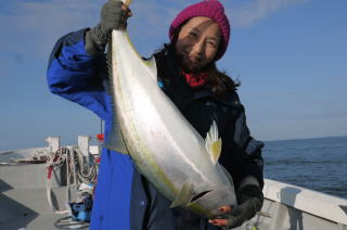 女性アングラー　ブリ釣り