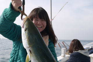 釣りガールメジロ釣り